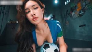 ❤️❤️❤️极品巨乳肥臀篮球宝贝，被两个男人按在更衣室3P轮奸，无套前后夹击猛操，骚穴和嘴巴同时被干到高潮喷水，终身沦为肉便器！❤
