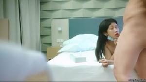 重金忽悠小姐姐，金钱面前妹子动摇了，酒店一夜情赚一把，漂亮身材好，观感极佳.