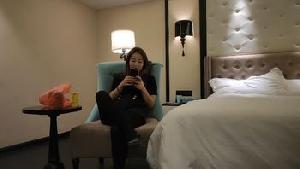 ❤️女人不骚档次不高，美少妇好风骚，逼毛浓密很会挑逗吃鸡，主动上位骑乘啪啪高潮❤️