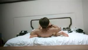 ~风衣纹身大奶妹，跪着舔弄大屌，扶腰后入爆插，骑乘位打桩机