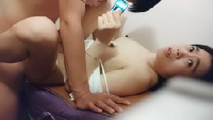 ❤️街边小店嫖妓泻火，无需多言直接开干。扣逼亲奶，操的老逼眉头紧皱，唯一不满意的就是拿着手机不放❤️